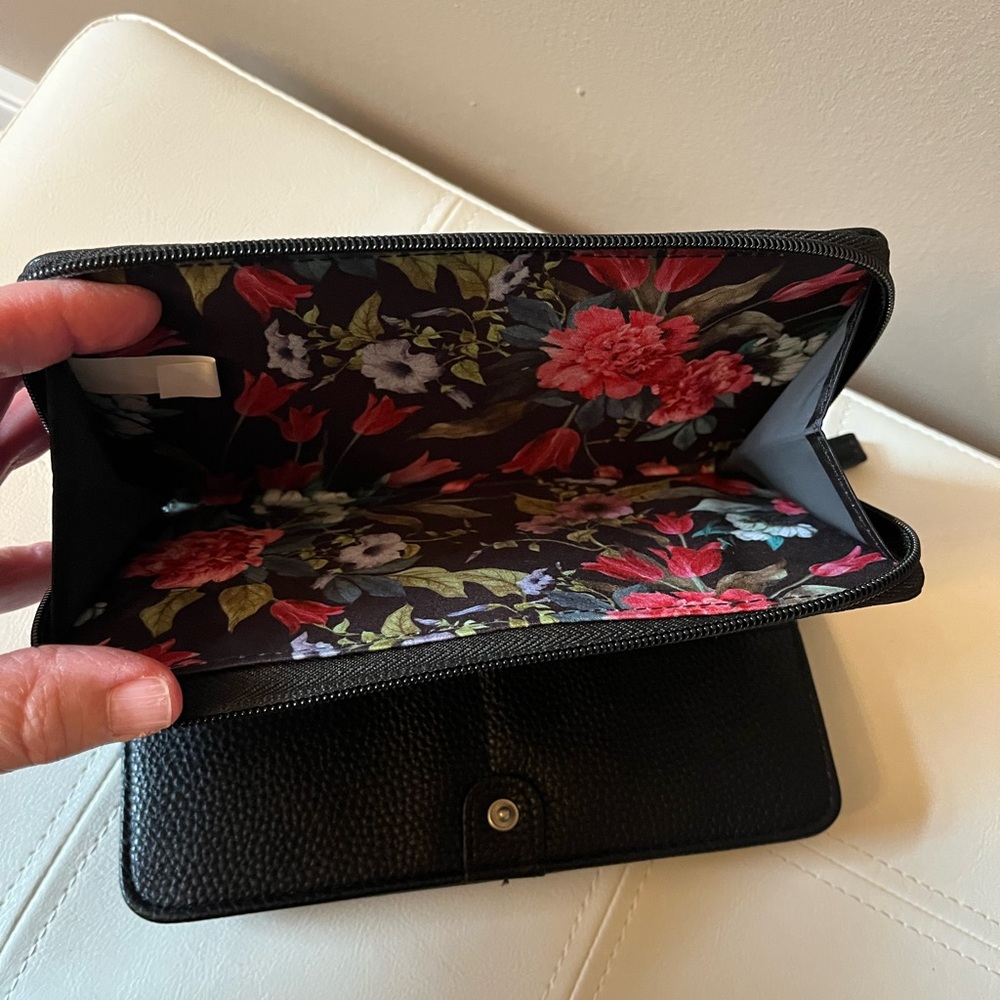 NWT Mundi Black and Pink Floral Wallet - Picture 4 of 5